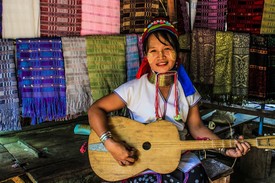 Kmen Karen: ženy s dlouhými hrdly návštěvníky Thajska fascinují